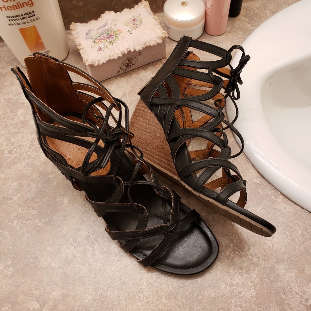 Wedge style sandals